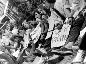 ESTUDIANTES MANIFESTANDOSE POR SU INADMISIÓN EN LA FACULTAD DE MEDICINA