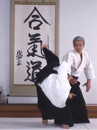 Doshu practicando Aikido ante la caligrafía "Aikido" de O-Sensei, en el Aikikai Hombu Dojo (dojo del centro mundial del Aikido, en Tokio)