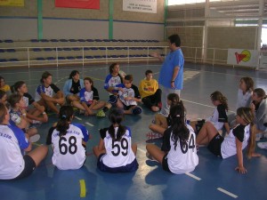 Entrenador enseñando a equipo de base 