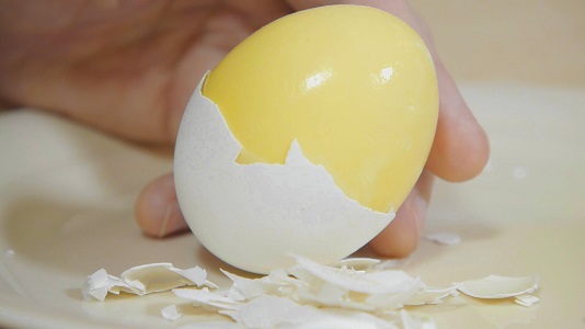 ¿Cómo conseguir un huevo dorado cocido?