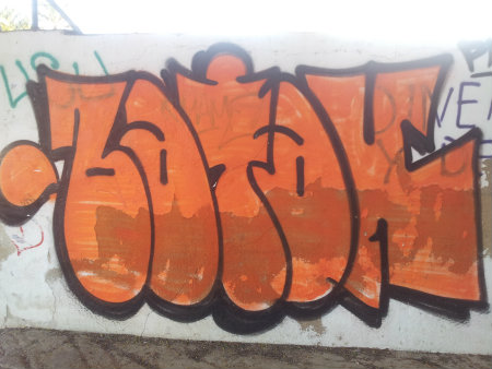                     Este graffitero deja su Aka en diversos sitios de Elche con un estilo en Throw up más elaborado en zonas […]