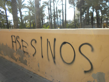 Este graffiti, hace referencia claramente a los asesinos pero ¿a que clase de asesinos?, se puede referir a los asesinos como tal, aquellos que matan a personas,  es decir, a […]