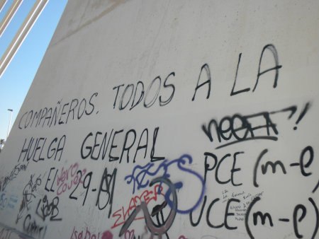   Interesante graffiti de apoyo a dos huelgas generales españolas. Su principal  curiosidad radica en la economía del espacio pues se trata de un lugar muy visible y el texto […]