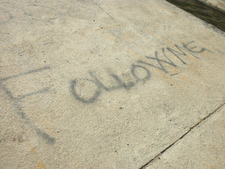 Este graffiti, traducido significa “sígueme”, puede ir asociado a una persona que se ha perdido por la ciudad y pide ayuda para encontrar un lugar específico, entonces otra persona le […]