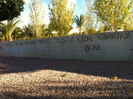   Este amplio graffiti con mucho más contenido que continente, y firmado con la “A” anarquista, nos esta advirtiendo de que la justicia, entiéndase en España, no hace todo lo […]