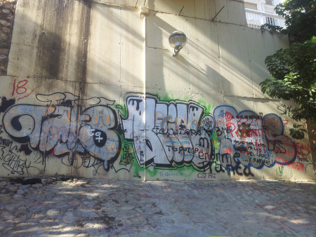 Una superposición de graffitis unos sobre otros creando un ambiente caótico sobre la pared de la base del Puente de Canalejas denota una falta de respeto hacía el primer graffitero […]