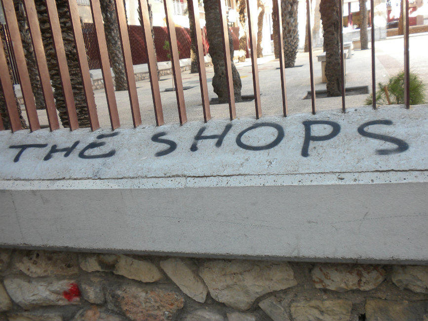 Este graffiti,  traducido literalmente significa” las tiendas”, hace referencia al consumismo, una causa de la actual crisis económica, debido a que mucha gente ha vivido por encima de sus posibilidades, […]