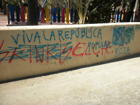 Lo que podemos apreciar en este graffiti, es que estaba escrtito la palabra “skinkis” y unos integrantes de la república popular lo han tachado, debido a que no son partidos […]