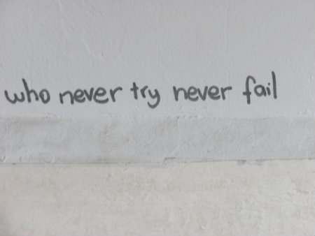 Dicha frase traducida significa ” Quien nunca lo intenta nunca falla”, quiere decir que evidentemente si algo no se intenta nunca se fracasará, es decir, esta frase nos quiere invitar […]