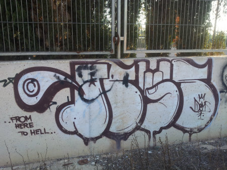 Si paseamos por la zona deportiva del barrio de Altabix, en la zona superior de las vías del tren podremos ver a uno de sus lados esta serie de graffitis. […]