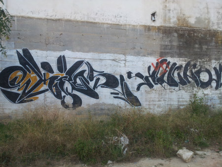 Este graffiti en estilo Wild Style de carácter dinámico podemos encontrarlo en el barranco de San Antón, en la fachada lateral de la central eléctrica de Elche.