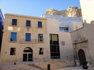 Edificio de La Asegurada. Entre 1725 y 1778 albergó un pósito de granos administrado por el municipio. Actualmente es la sede del Museo de Arte Contemporáneo de Alicante. 