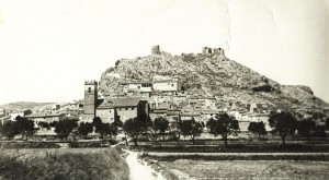 Fotografía del XX que muestra como estaría el pueblo en el siglo XVIII ya con la iglesia construida