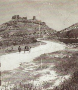 Instantánea del siglo XX que nos muestra como sería la entrada a Castalla desde Biar, en la Edad Moderna.