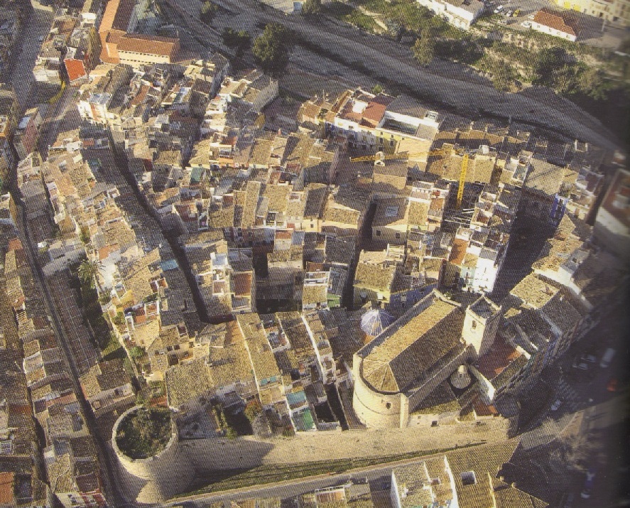 Casco antiguo de Villajoyosa delimitado por los torreones de época moderna que se levantaron sobre los restos de la muralla de la época medieval