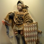 Guerrero del palacio de los Centelles, s. XVI. Escudo con motivo heráldico de la familia.