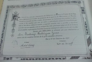 Diploma conmemorativo que entregó en 1927 el ayuntamiento de Sax a todos aquellos que sirvieron en la Guerra de Marruecos. Este pertenece al sajeño Santiago Rodríguez Jover.
