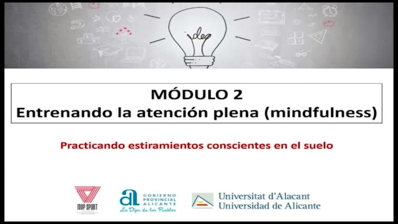 Practicando estiramientos conscientes en el suelo