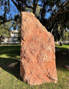 Piedra rojiza en el campus