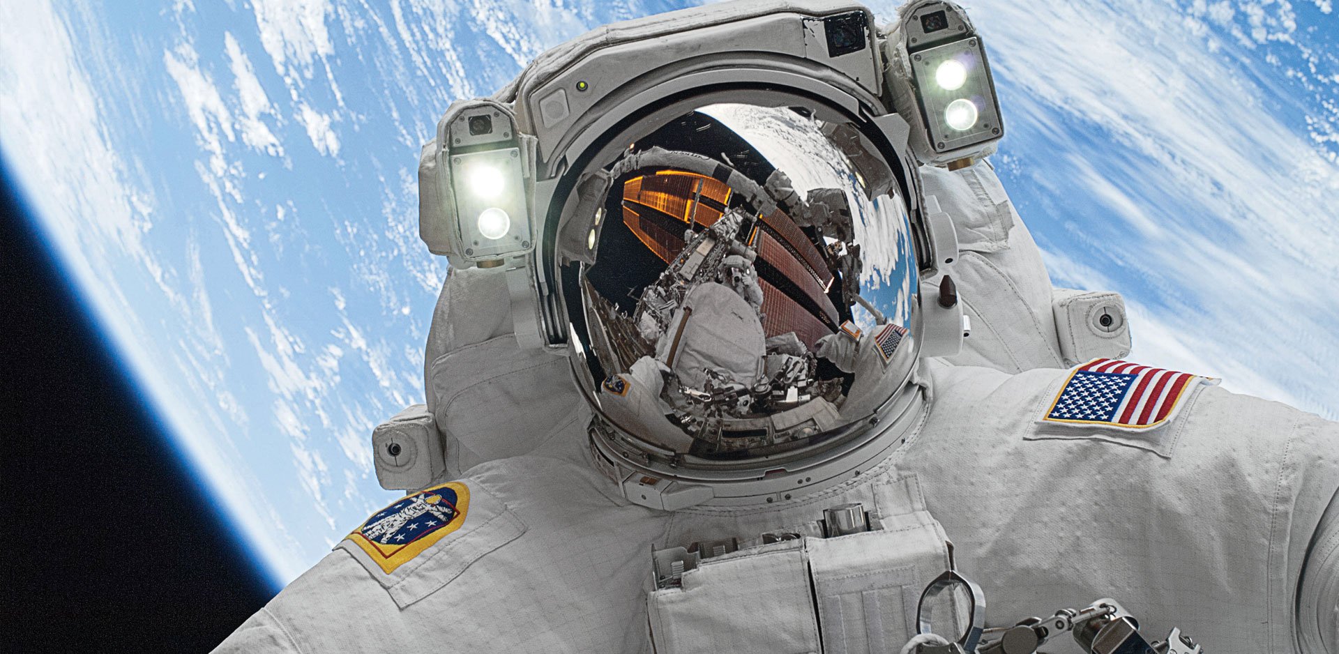 Astronauta en el espacio exterior con La Tierra al fondo