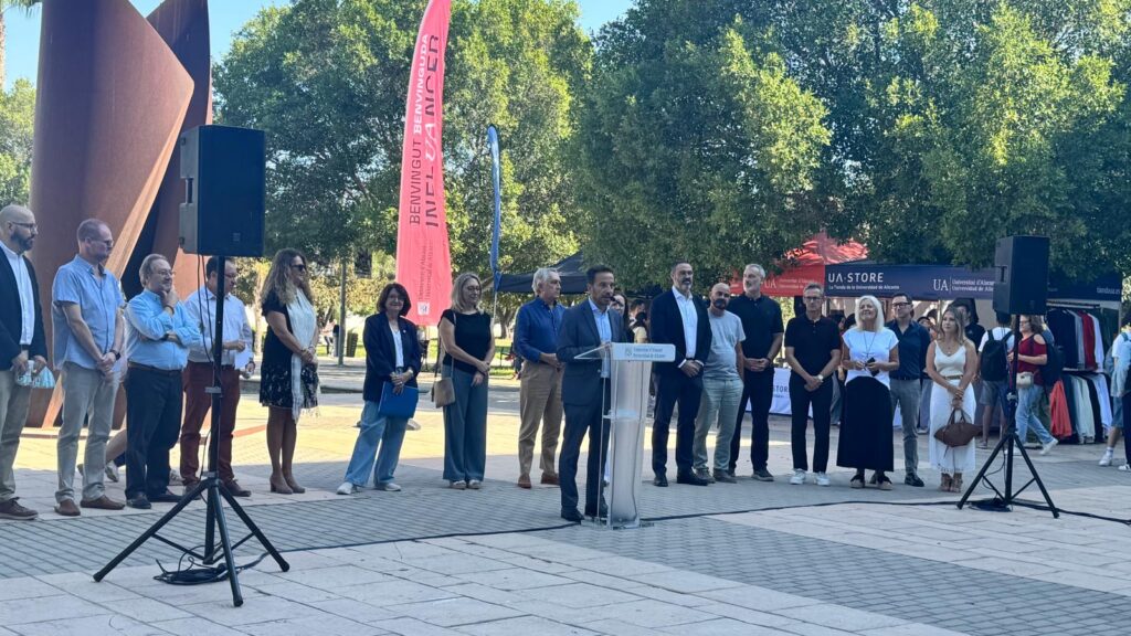 Equipo directivo de la UA en la presentación de la Feria de Bienvenida 26/27