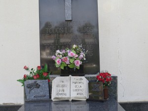 Monumento en el Cementerio Municipal a los caídos y reprimidos del Bando Republicano con la inscripción "En memoria de todos los hijos de Villarrobledo que dieron su vida por la Libertad"